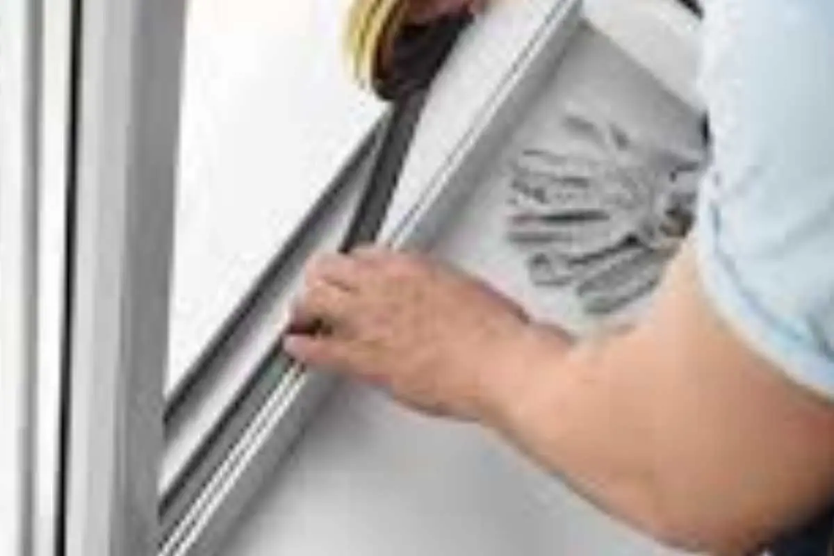 Infissi e spifferi: il trucco dei tecnici per isolare casa senza spendere troppo