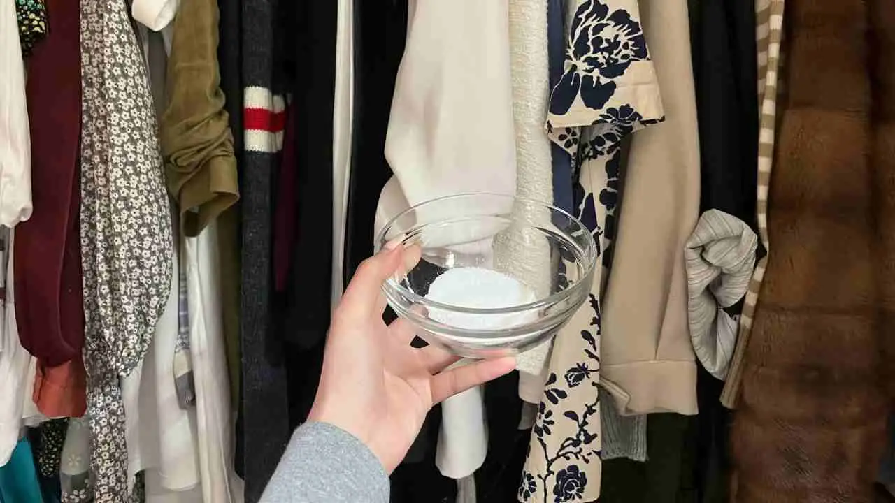 Cambio armadi di ottobre: l’errore che fa comparire cattivi odori sui vestiti